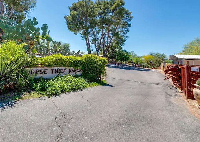 Hike, Shop & Relax: W/ Swim Access Сasa de vacaciones Tucson